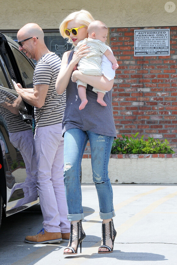 Gwen Stefani et son fils Apollo quittent la clinique Jesun Acupuncture à Los Angeles, le 20 juin 2014.