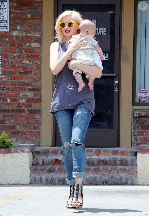 Gwen Stefani et son fils Apollo quittent la clinique Jesun Acupuncture à Los Angeles, le 20 juin 2014.