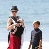Gwen Stefani et ses fils Kingston et Apollo sur une plage de Santa Monica. Le 21 juin 2014.