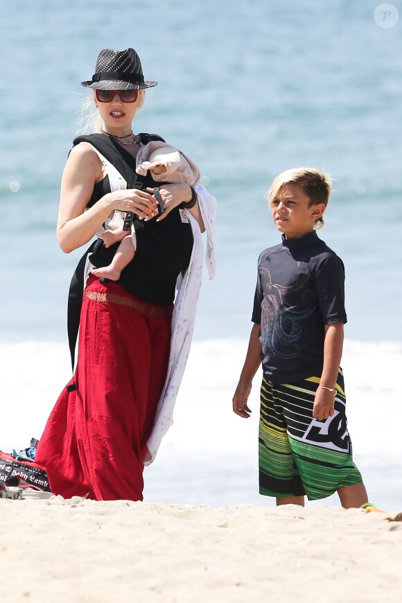 Gwen Stefani et ses fils Kingston et Apollo sur une plage de Santa Monica. Le 21 juin 2014.