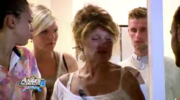 Frédérique craque face aux habitants - "Les Anges de la télé-rélaité 6" sur NRJ12 - Episode du 23 juin 2014.
