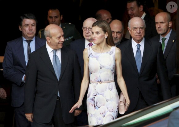 La reine Letizia d'Espagne, parfaite dans un look estival, inaugure la nouvelle exposition sur l'artiste Le Greco au musée national du Prado à Madrid, le 23 juin 2014.