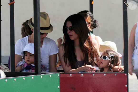 Roselyn Sanchez en famille au Farmers market de Studio City, Los Angeles, le 22 juin 2014.