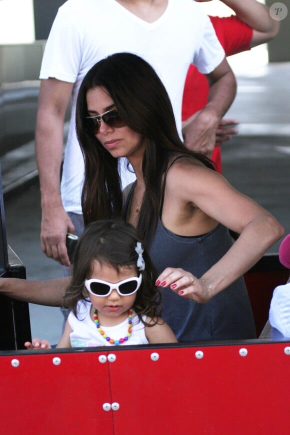 Roselyn Sanchez en famille au Farmers market de Studio City, Los Angeles, le 22 juin 2014.