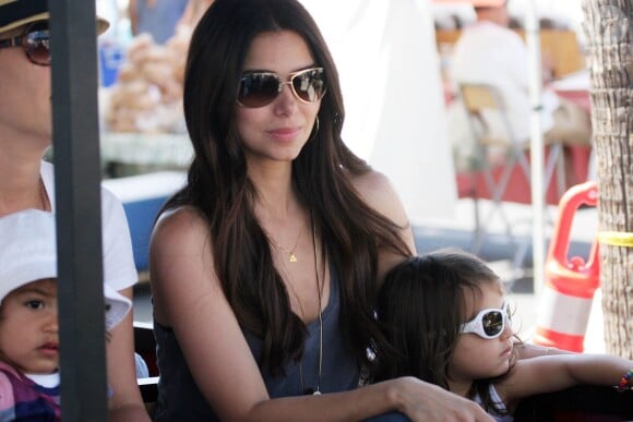 Roselyn Sanchez en famille au Farmers market de Studio City, Los Angeles, le 22 juin 2014.