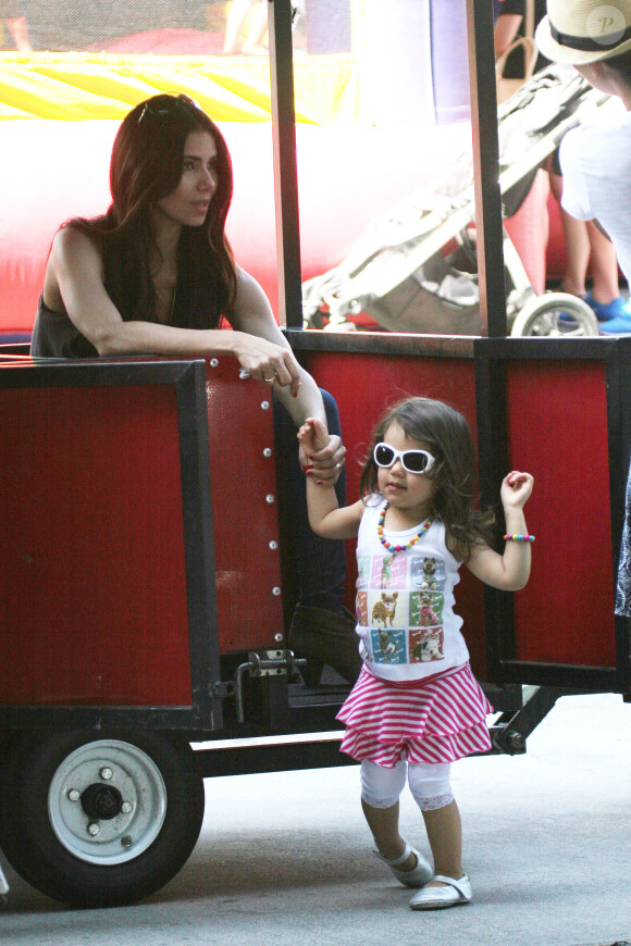 Roselyn Sanchez en famille au Farmers market de Studio City, Los Angeles, le 22 juin 2014.