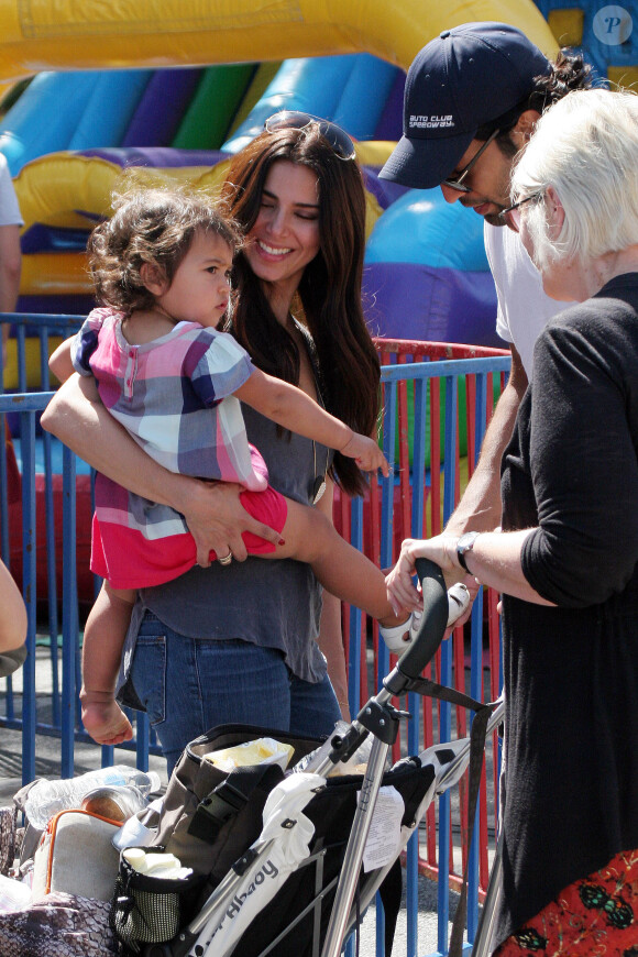 Roselyn Sanchez en famille au Farmers market de Studio City, Los Angeles, le 22 juin 2014.