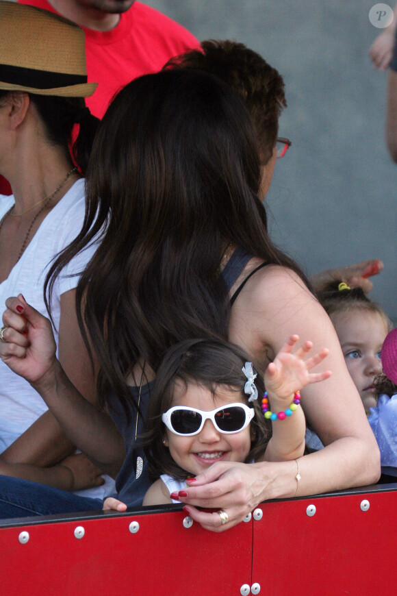 Roselyn Sanchez en famille au Farmers market de Studio City, Los Angeles, le 22 juin 2014.