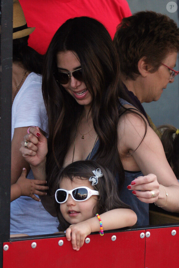 Roselyn Sanchez en famille au Farmers market de Studio City, Los Angeles, le 22 juin 2014.