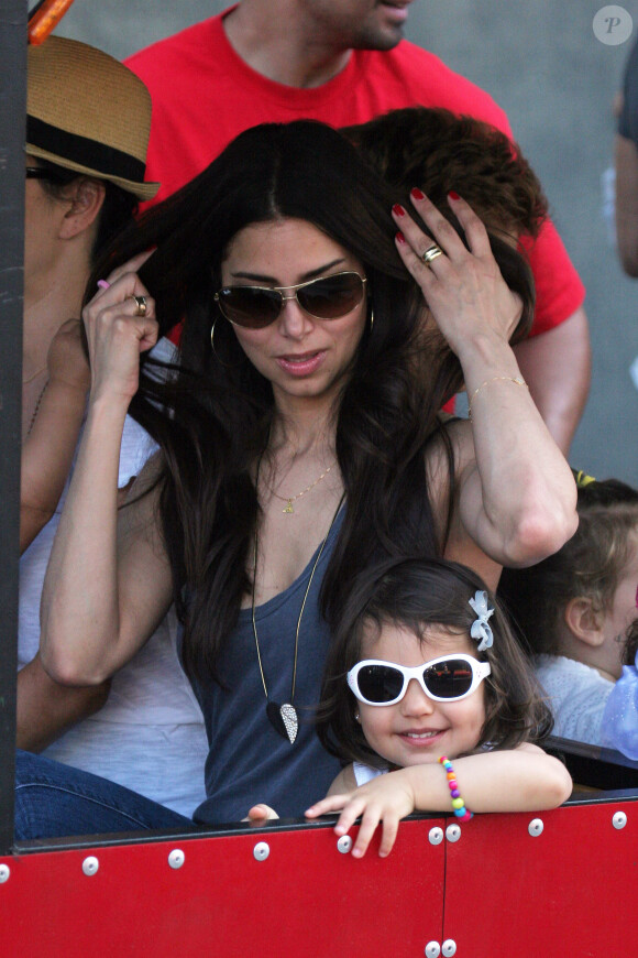 Roselyn Sanchez en famille au Farmers market de Studio City, Los Angeles, le 22 juin 2014.