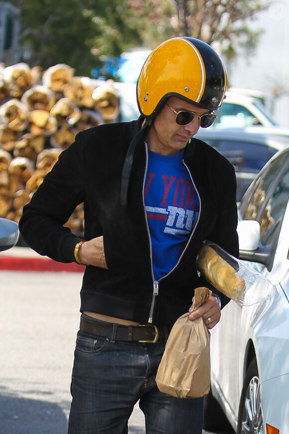 Olivier Martinez sur sa moto après avoir acheté une baguette de pain à West Hollywood, le 10 avril 2014.