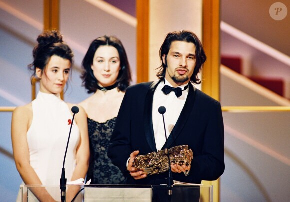 Olivier Martinez et son César du meilleur espoir masculin pour Un, deux, trois soleil à Paris en mars 1994.