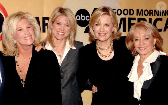Joan Lunden, Paula Zahn, Diane Sawyer et Barbara Walters lors de l'anniversaire des 30 ans de la chaîne "Good Morning America" à New York, le 25 octobre 2005.