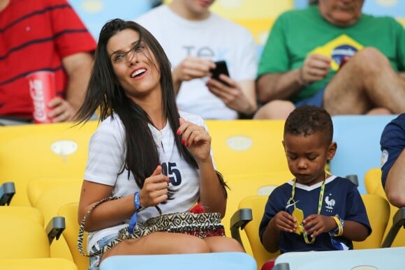 Ludivine Sagna et son fils Lenny lors du match de l'équipe de France face à l'Equateur, le 25 juin 2014 au stade Maracanã de Rio