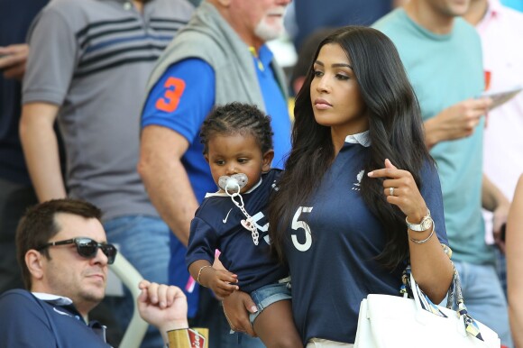 Mazda Sakho et sa fille Aïda lors du match de l'équipe de France face à l'Equateur, le 25 juin 2014 au stade Maracanã de Rio