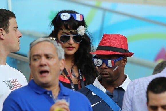 Sylvain Wiltord et sa compagne lors du match de l'équipe de France face à l'Equateur, le 25 juin 2014 au stade Maracanã de Rio