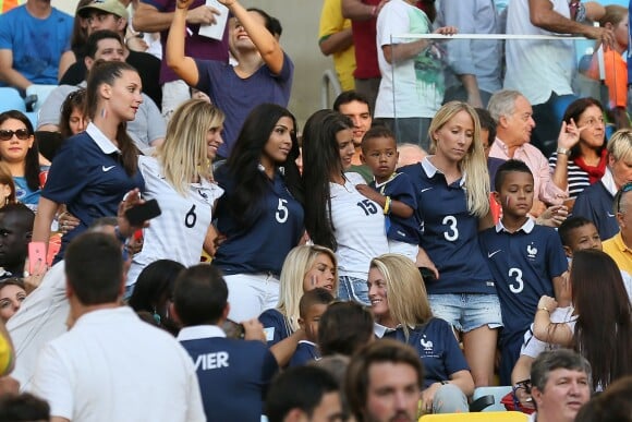 Fanny Rémy, Fiona Cabaye, Mazda Sakho, Ludivine Sagna et son fils Lenny, Sandra Evra lors du match de l'équipe de France face à l'Equateur, le 25 juin 2014 au stade Maracanã de Rio