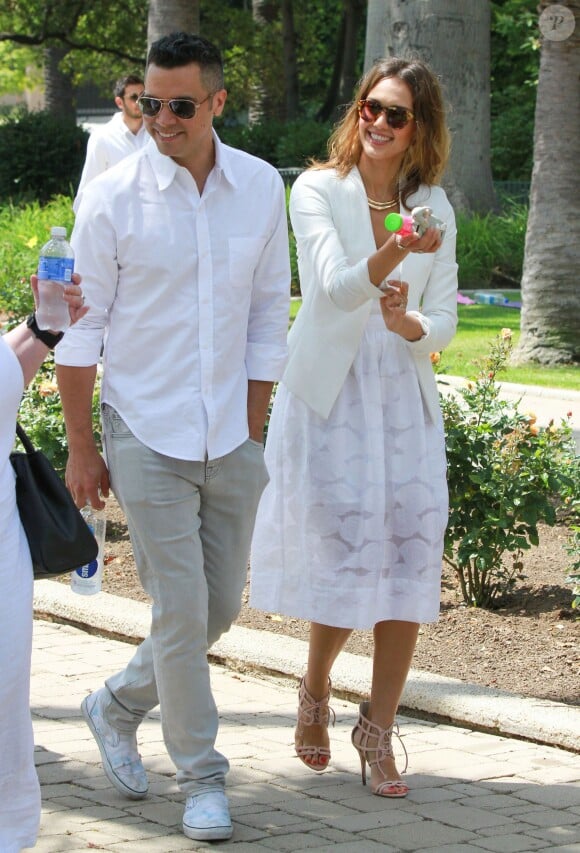 La très jolie Jessica Alba et son mari Cash Warren assistent au mariage d'amis à Beverly Hills, le 27 juin 2014