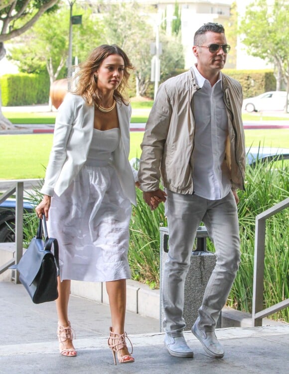 La belle Jessica Alba et son mari Cash Warren assistent au mariage d'amis à Beverly Hills, le 27 juin 2014
