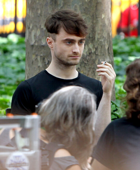 Daniel Radcliffe dévoile son crâne légérement rasé sur le tournage de Trainwreck à Bryant Park, New York, le 30 juin 2014