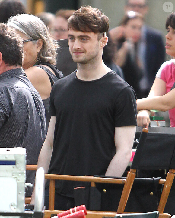 Daniel Radcliffe dévoile son crâne légérement rasé sur le tournage de Trainwreck à Bryant Park, New York, le 30 juin 2014