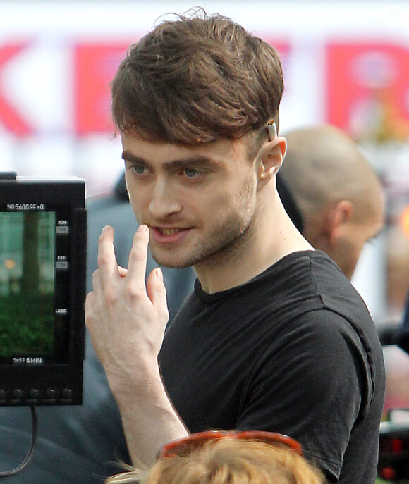 Daniel Radcliffe dévoile son crâne légérement rasé sur le tournage de Trainwreck à Bryant Park, New York, le 30 juin 2014