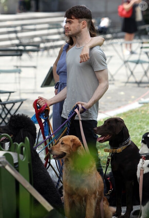 Daniel Radcliffe et Marisa Tomei sur le tournage de Trainwreck à Bryant Park, New York, le 30 juin 2014