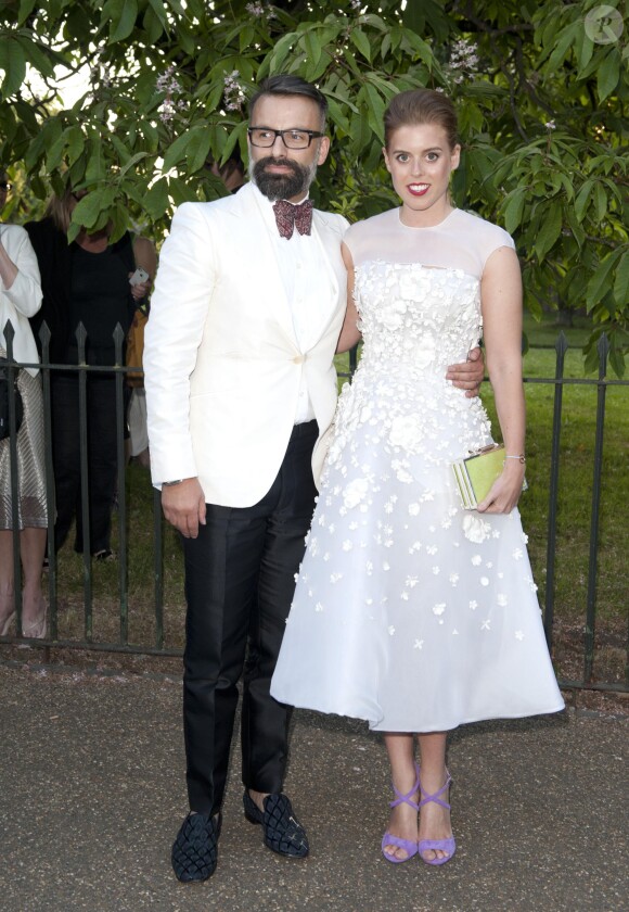 La princesse Beatrice d'York, en charmante compagnie, assiste à la Summer Party annuelle de la Serpentine Gallery. Londres, le 1er juillet 2014.