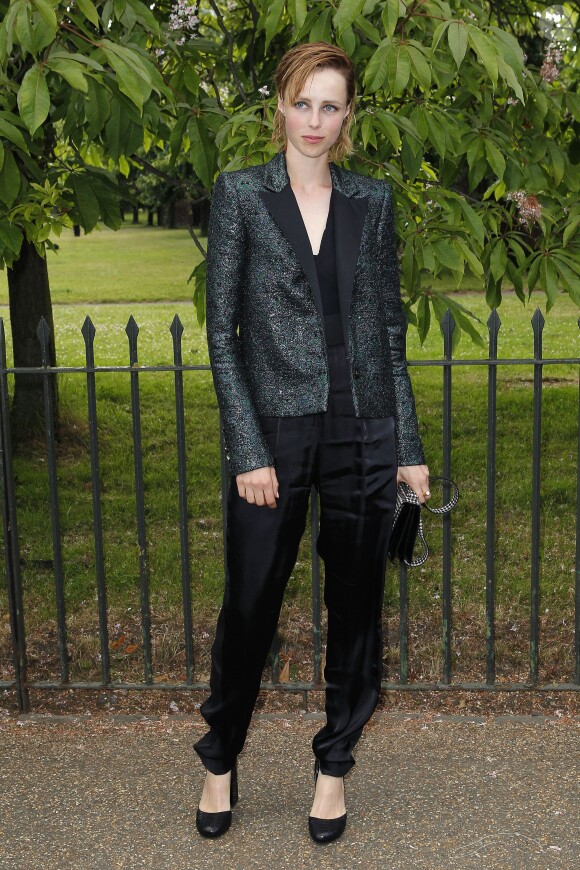 Edie Campbell assiste à la Summer Party annuelle de la Serpentine Gallery. Londres, le 1er juillet 2014.