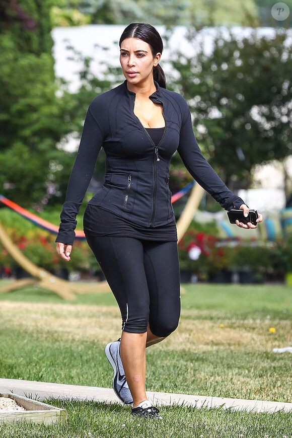 Kim Kardashian quitte une salle de gym à Southampton, le 1er juillet 2014.