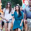 Kim Kardashian, sa grande soeur Kourtney Kardashian, Scott Disick et leur fils Mason, Kendall Jenner et son amie Hailey Baldwin s'amusent dans un parc d'attractions de Southampton. Le 1er juillet 2014.