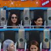 Kim Kardashian, Kendall Jenner et son amie Hailey Baldwin s'amusent dans un parc d'attractions de Southampton. Le 1er juillet 2014.