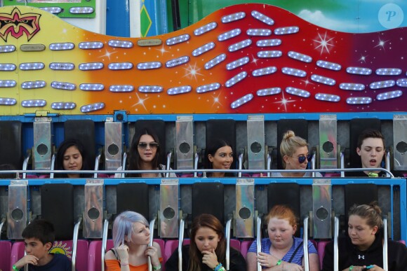 Kim Kardashian, Kendall Jenner et son amie Hailey Baldwin s'amusent dans un parc d'attractions de Southampton. Le 1er juillet 2014.