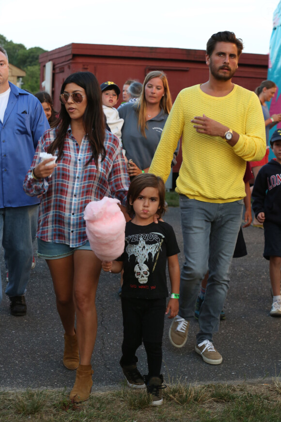 Kourtney Kardashian, Scott Disick et leur fils Mason s'amusent dans un parc d'attractions de Southampton. Le 1er juillet 2014.