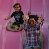 Kourtney Kardashian et son fils fils Mason s'amusent dans un parc d'attractions de Southampton. Le 1er juillet 2014.