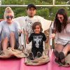 Kim Kardashian, sa grande soeur Kourtney Kardashian, Scott Disick et leur fils Mason, Kendall Jenner et son amie Hailey Baldwin s'amusent dans un parc d'attractions de Southampton. Le 1er juillet 2014.