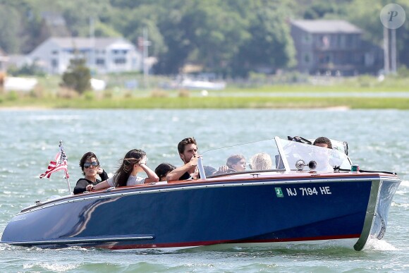 Scott Disick, Kourtney Kardashian et leur fils Mason, Kris Jenner, sa fille Kendall et Hailey Baldwin profitent d'une balade en bateau dans les Hamptons. Le 1er juillet 2014.