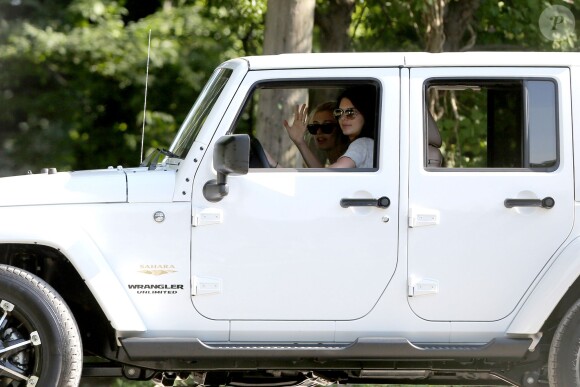 Kendall Jenner et Hailey Baldwin font du shopping dans le village de Sag Harbor, dans les Hamptons. Le 1er juillet 2014.