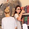 Kendall Jenner et Hailey Baldwin font du shopping dans le village de Sag Harbor, dans les Hamptons. Le 1er juillet 2014.