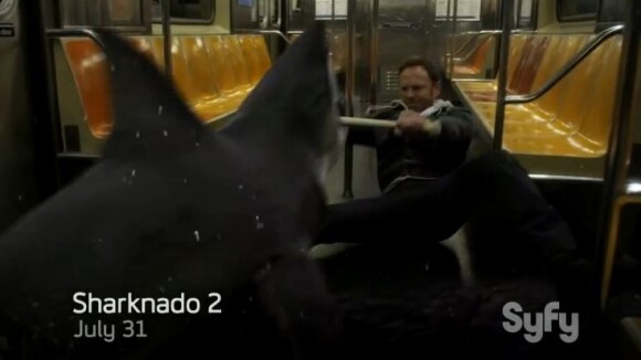 Sharknado 2 : Ian Ziering ridicule contre un requin dans un premier extrait