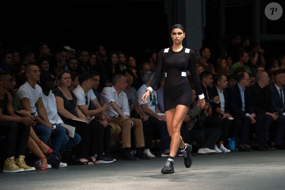 Irina Shayk défile pour Givenchy par Riccardo Tisci lors de la Fashion Week homme printemps-été 2015. Paris, le 27 juin 2014.