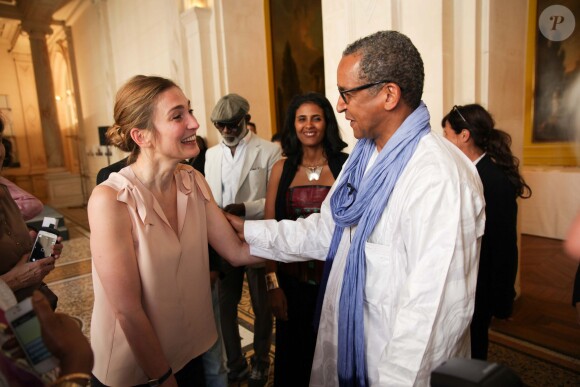 Julie Gayet et Abderrahmane Sissako - Cérémonie au cours de laquelle le réalisateur mauritanien Abderrahmane Sissako reçoit la médaille Grand Vermeil de la Ville de Paris à l'hôtel de ville, le 3 juillet 2014.
