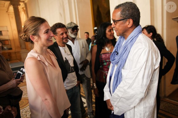 Julie Gayet et Abderrahmane Sissako - Cérémonie au cours de laquelle le réalisateur mauritanien Abderrahmane Sissako reçoit la médaille Grand Vermeil de la Ville de Paris à l'hôtel de ville, le 3 juillet 2014.