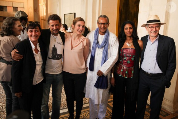 Abel Jafri, Julie Gayet, Abderrahmane Sissako, Toulou Kiki e- Cérémonie au cours de laquelle le réalisateur mauritanien Abderrahmane Sissako reçoit la médaille Grand Vermeil de la Ville de Paris à l'hôtel de ville, le 3 juillet 2014.
