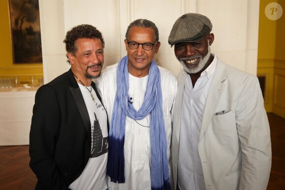 Abel Jafri, Abderrahmane Sissako et Eriq Ebouaney - Cérémonie au cours de laquelle le réalisateur mauritanien Abderrahmane Sissako reçoit la médaille Grand Vermeil de la Ville de Paris à l'hôtel de ville, le 3 juillet 2014.