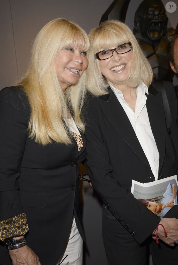 Lova Moor et Mireille Darc - Vente aux enchères "Les Coeurs des Créateurs" chez Christie's au profit de la Chaîne de l'Espoir à Paris le 3 juillet 2014.