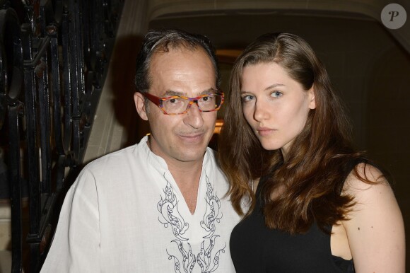Emmanuel de Brantes et une amie - Vente aux enchères "Les Coeurs des Créateurs" chez Christie's au profit de la Chaîne de l'Espoir à Paris le 3 juillet 2014.