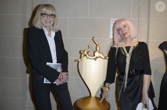 Mireille Darc et Marie Beltrami - Vente aux enchères "Les Coeurs des Créateurs" chez Christie's au profit de la Chaîne de l'Espoir à Paris le 3 juillet 2014.