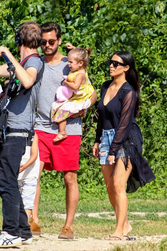 Kourtney Kardashian (enceinte) avec son mari Scott Disick, leurs enfants Mason et Penelope en compangie de Kim Kardashian lors d'une virée campagne dans les Hamptons près de New York, le 3 juillet 2014.