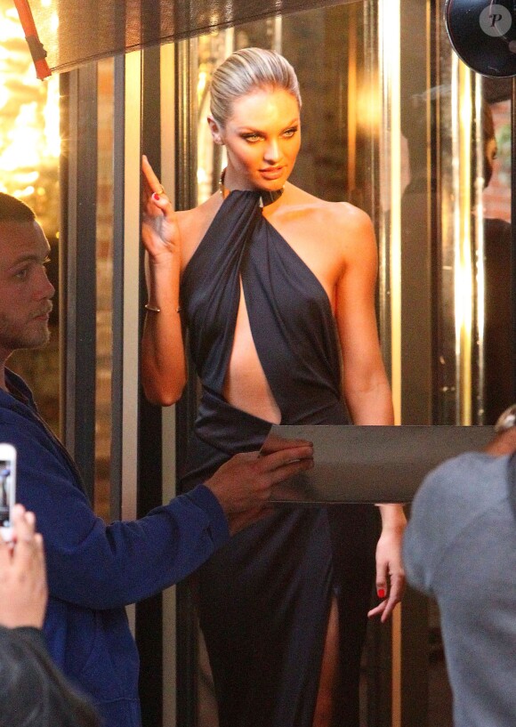 Candice Swanepoel dans une tenue sexy pose lors d'un shooting photo dans le quartier de West Village à New York. Le 31 mai 2014